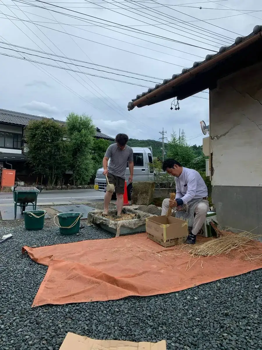壁土に混ぜる藁すさを刻む作業